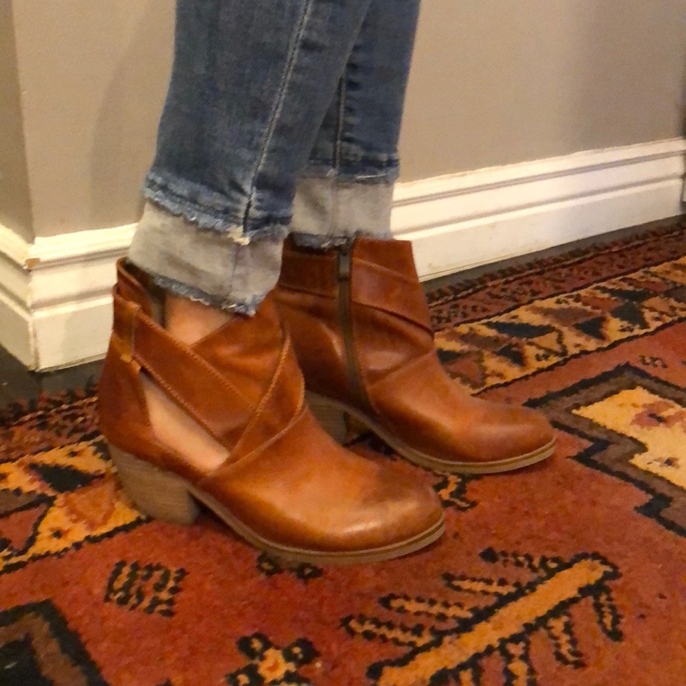 Antelope cut-out bootie